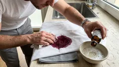 Come togliere le macchie di vino dai vestiti in 10 minuti senza fissarle