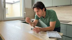 Supercolla e bicarbonato: il trucco fai da te che incolla e ricostruisce in pochi secondi