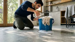 Detergente fai da te per pavimenti brillanti: la ricetta con aceto e sapone senza aloni