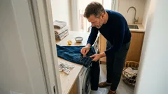 Come togliere le macchie di ruggine dai jeans vicino ai rivetti con limone e sale