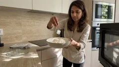 Il trucco del cubetto di ghiaccio per riscaldare il riso e renderlo come appena fatto