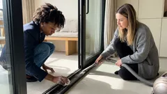 Carta stagnola nei binari delle finestre: il trucco rapido per farle scorrere meglio